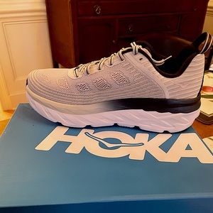 Brand new! Hoka One One Bondi 6 size 9